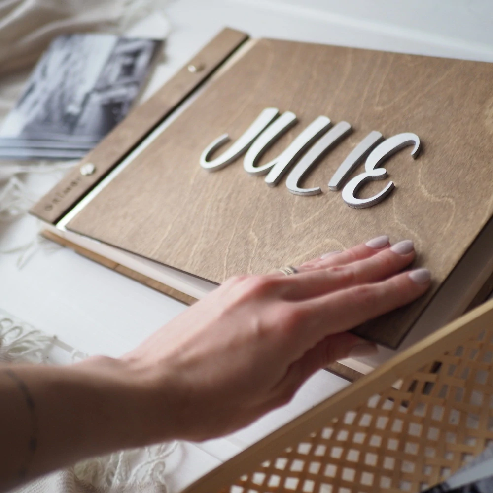 Dřevěné fotoalbum - stříbrné 3D jméno