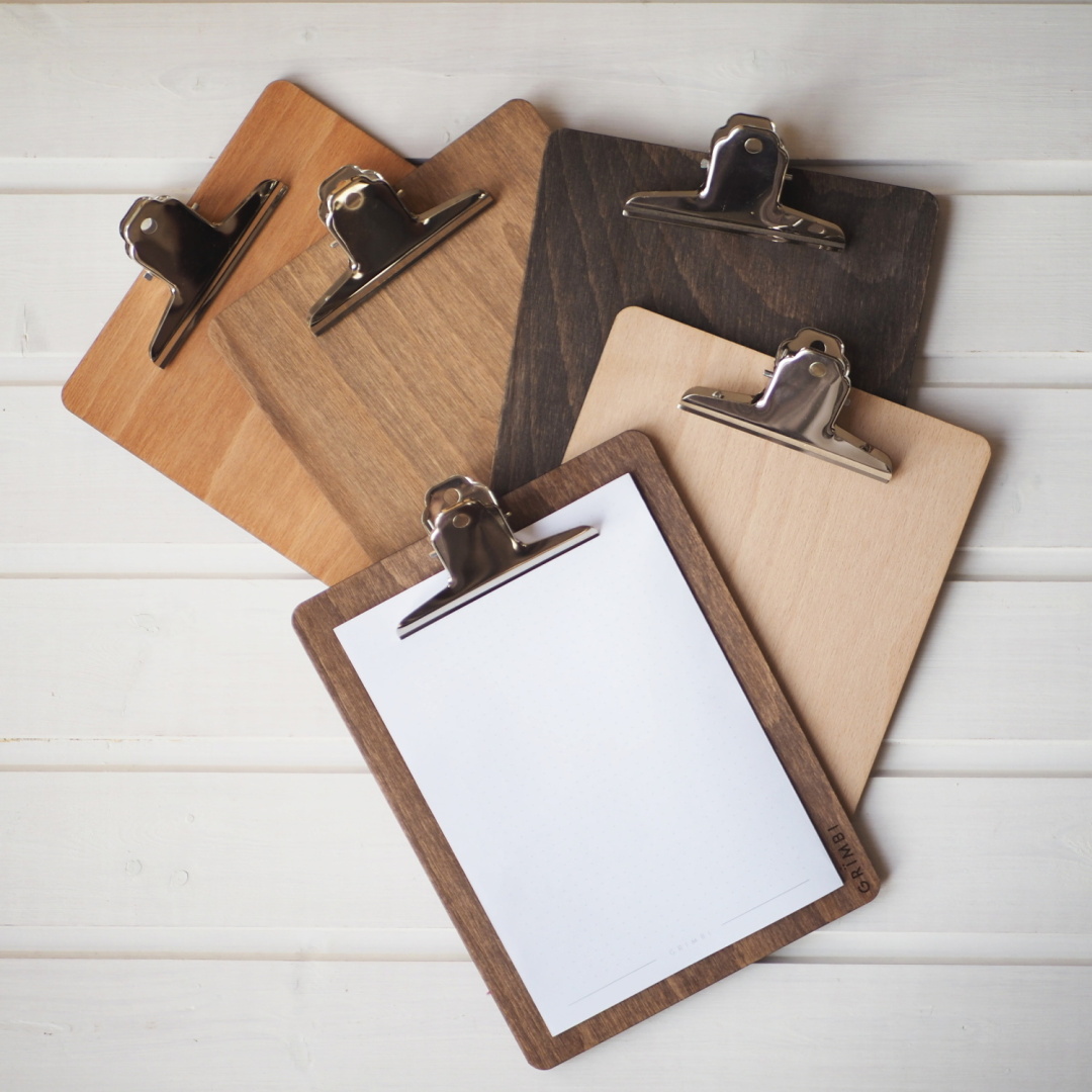 Dřevěná podložka s klipem - černá