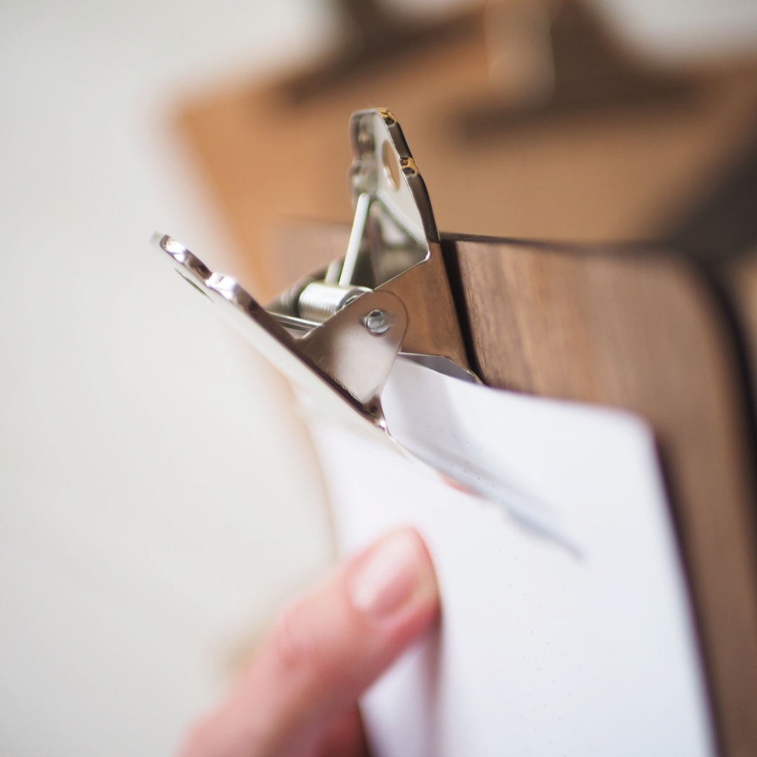 Dřevěná podložka s klipem - skořicová