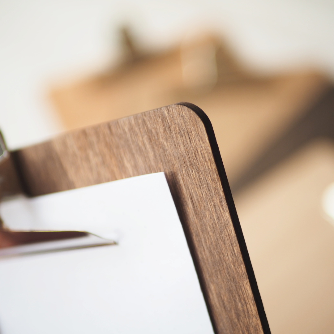 Dřevěná podložka s klipem - skořicová