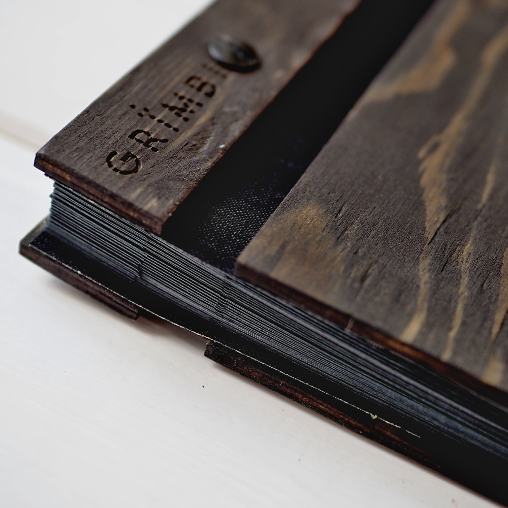 Dřevěné fotoalbum - černá borovice