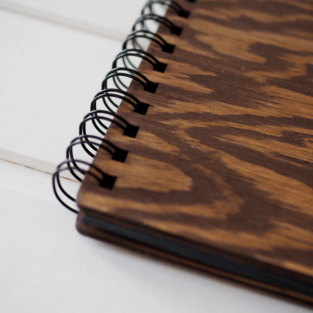 Dřevěný kroužkový skicák - tmavě hnědý